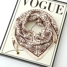 Elegancka damska apaszka w beżowo-brązowym odcieniu